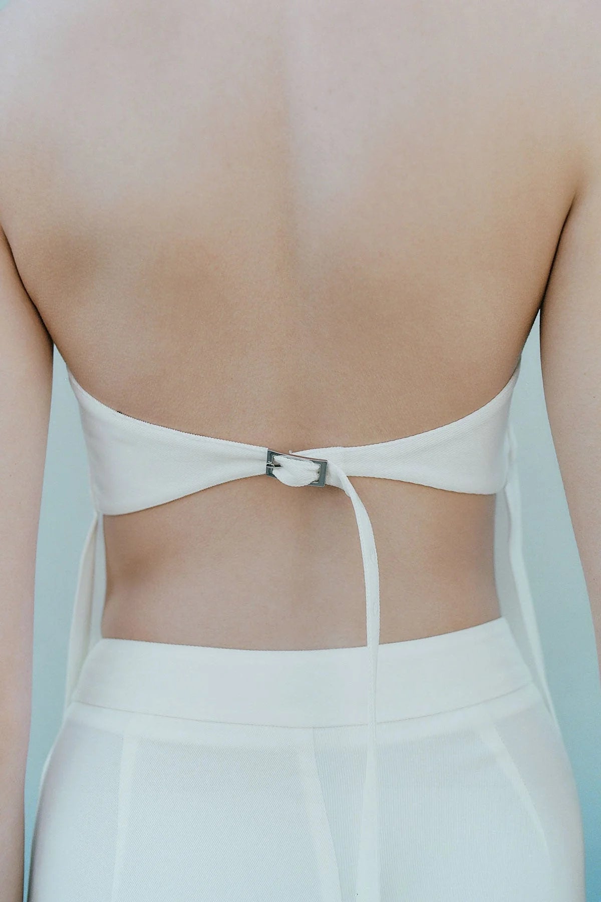 STRAPLESS BUCKLE BACK TOP OFF WHITE