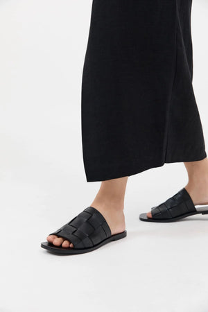 WOVEN FLATS BLACK