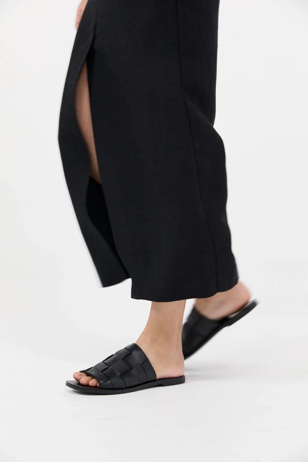WOVEN FLATS BLACK