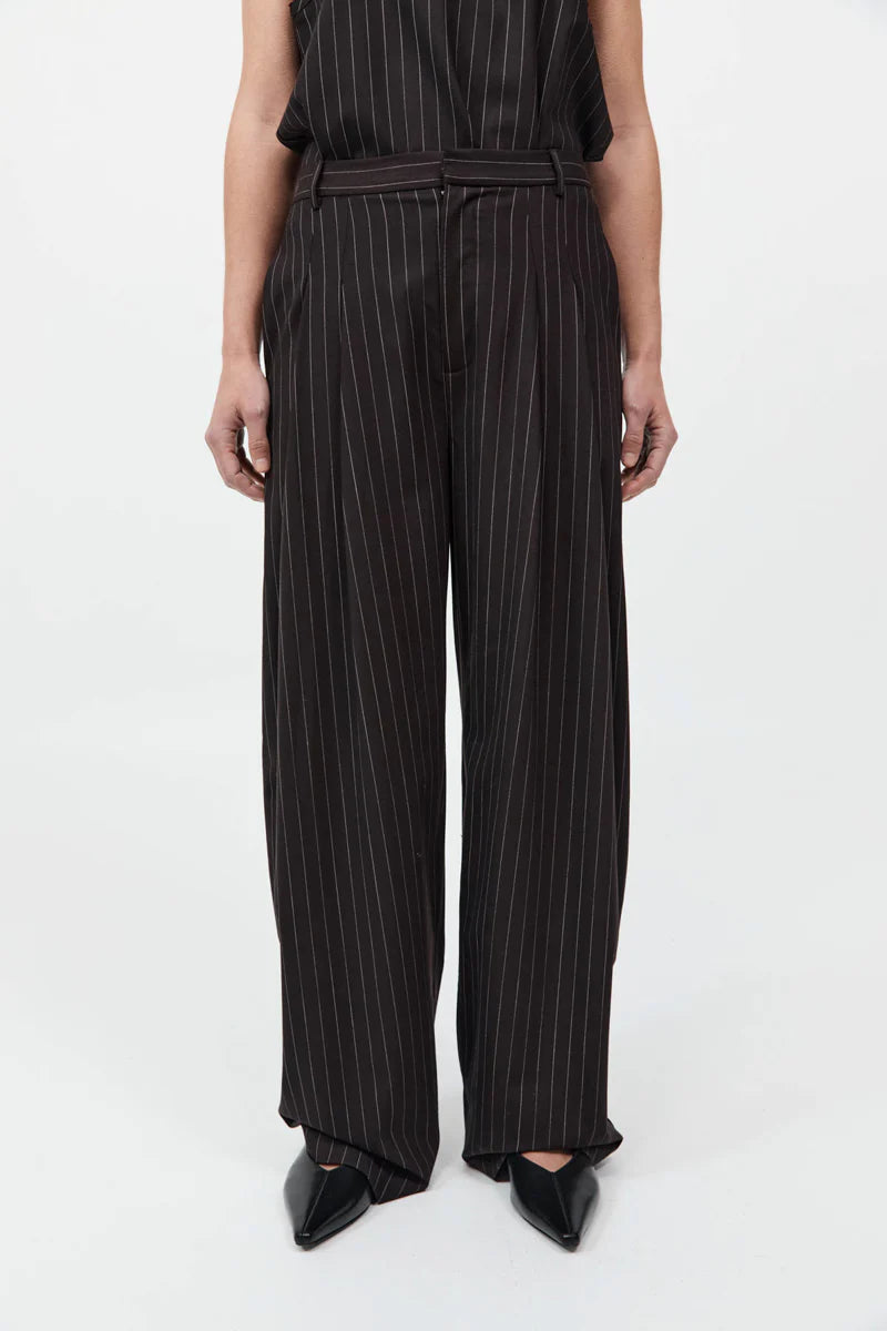 WOOL PINSTRIPE TAPERED PANTS MAHOGANY STRIPE