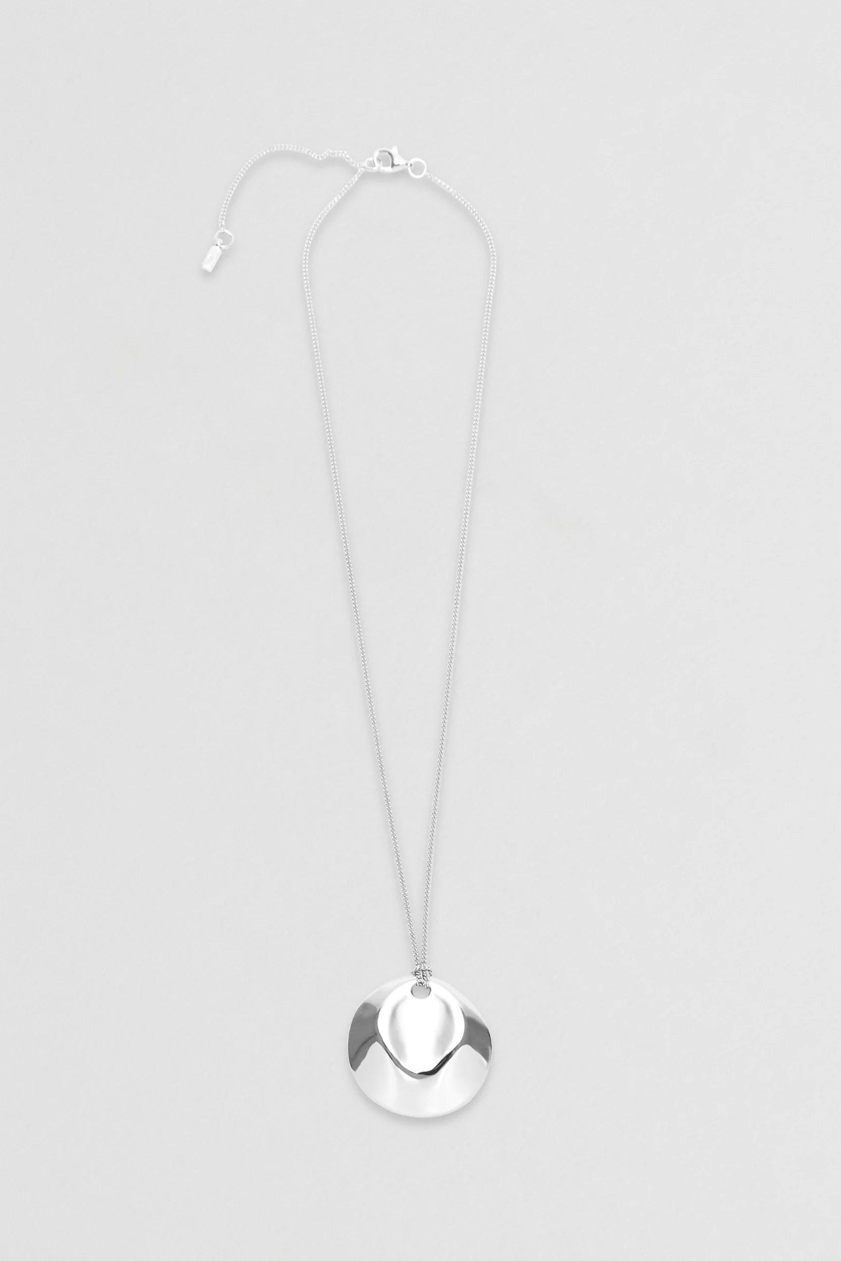 DENTED MEDALLION NECKLACE SILVER