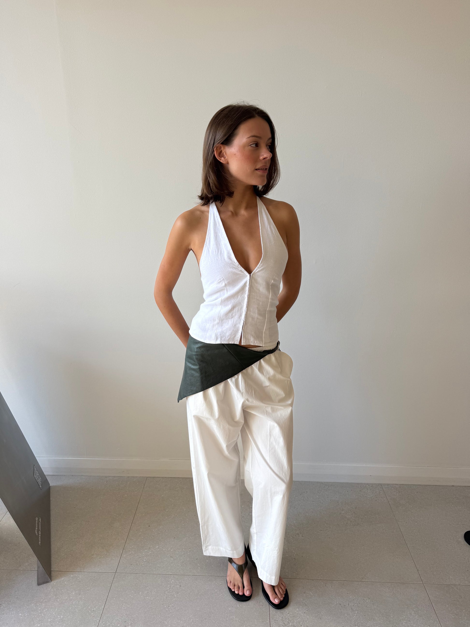 CLOSE HALTER TOP WHITE