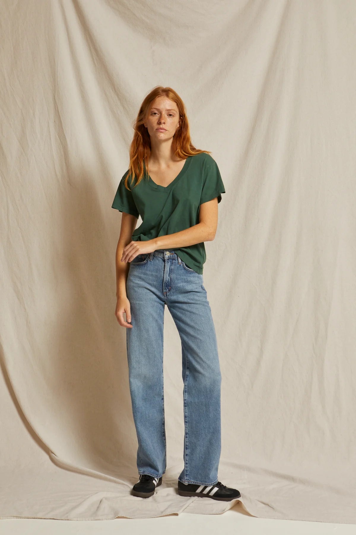 HENDRIX BASIC V NECK TEE EVERGREEN